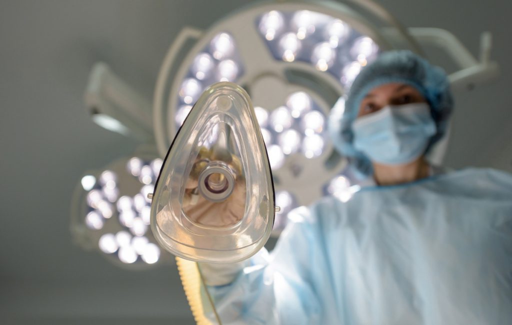 Τι συμβαίνει στον εγκέφαλο όταν μας κάνουν αναισθησία; Η ανακάλυψη που ενώνει τον άνθρωπο με άλλα πέντε είδη