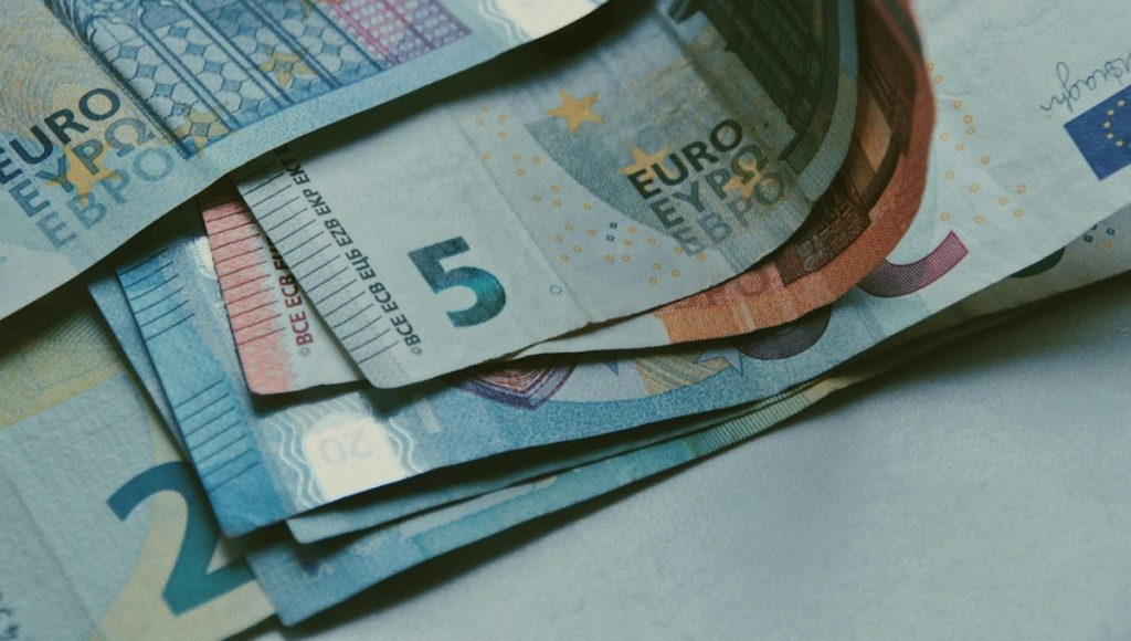 Σχεδόν 100 ευρώ δίνει το κράτος σε όσους δεσμεύσουν 15.000 ευρώ ως τις αρχές του 2027