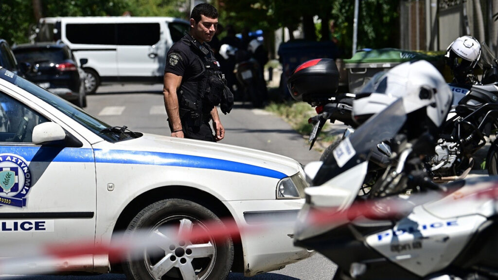 Έκρηξη σε είσοδο πολυκατοικίας στην Ακαδημία Πλάτωνος – Τέσσερις τραυματίες εκ των οποίων δύο αστυνομικοί Έκρηξη σε είσοδο πολυκατοικίας στην Ακαδημία Πλάτωνος – Τέσσερις τραυματίες εκ των οποίων δύο αστυνομικοί