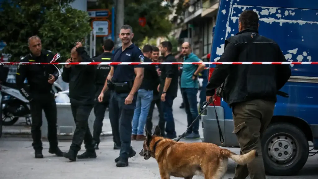 Έκρηξη στον Κολωνό: «Γκρεμίστηκε ακόμη και η πόρτα του διαμερίσματός μου» – Συγκλονίζει ένοικος της πολυκατοικίας Έκρηξη στον Κολωνό: «Γκρεμίστηκε ακόμη και η πόρτα του διαμερίσματός μου» – Συγκλονίζει ένοικος της πολυκατοικίας