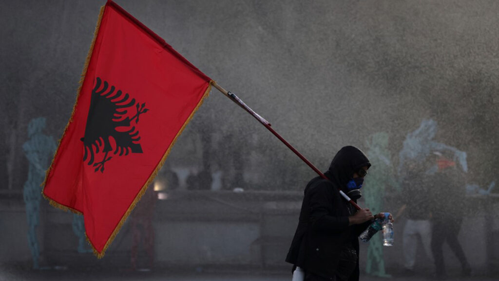 Στις φλόγες τα Τίρανα Στις φλόγες τα Τίρανα