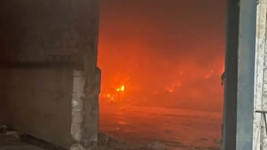 Τρίκαλα: Μεγάλη φωτιά σε εργοστάσιο βαμβακιού – Καίγονται έξι αποθήκες